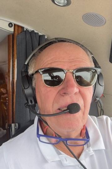 Ein Bild, das Person, Menschliches Gesicht, Mann, Kopfh�rer enth�lt.

KI-generierte Inhalte k�nnen fehlerhaft sein.